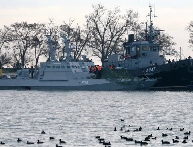 Απέρριψε το αίτημα Ποροσένκο ο Β.Πούτιν: Στη φυλακή ο πρώτος Ουκρανός ναύτης - Ξεκίνησε η δίκη των 24 στην Κριμαία